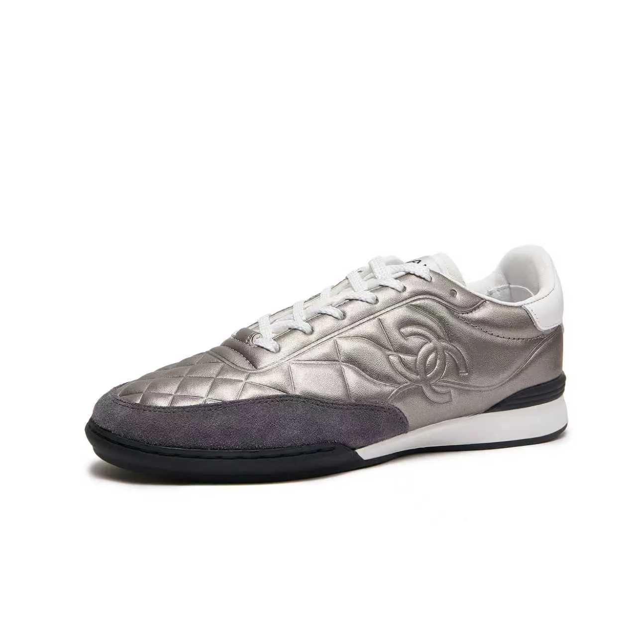 p560 Chanel Chanel - 2025 counter top casual sports shoes This classic design; the upper is electro-embroidered with a variety of craftsmanship; the outsole is fashionable and sporty; the extraordinary inclusion of a variety of color matching elements... The diversified mix and match is very beautiful and versatile, casual, fashionable, sports and outdoor can be taken into account... ꫛꫀꪝ Go➫ Materials: ❶Upper made of: Original imported mixed-breed sheep + craftsmanship ❷Inner uses: Original imported breathable sheepskin ❸ Outsole based on: Original TPU outsole Counter boutique packaging complete set Female 35–41 Male 39-45